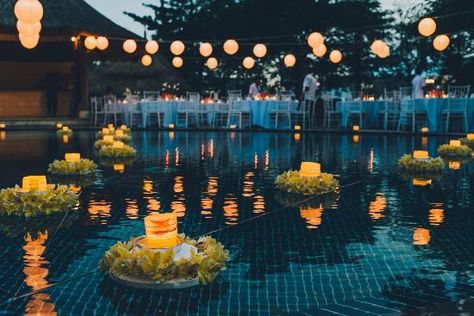 Poolside Wedding Reception, Pool Wedding Decorations, Poolside Wedding, Wedding Decorations Ideas, Pool Wedding, Bali Resort, Beach Wedding Reception, Marriage Decoration, Jimbaran