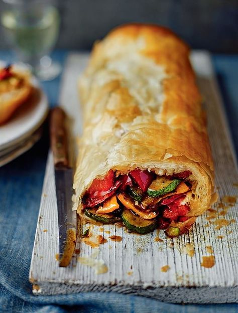 Vegetable Strudel, Arabisk Mad, Vegetarian Christmas, Vegetarian Dinners, Vegetarian Cooking, Idee Pasto Sano, Veggie Dishes, Save The Day, Food Festival