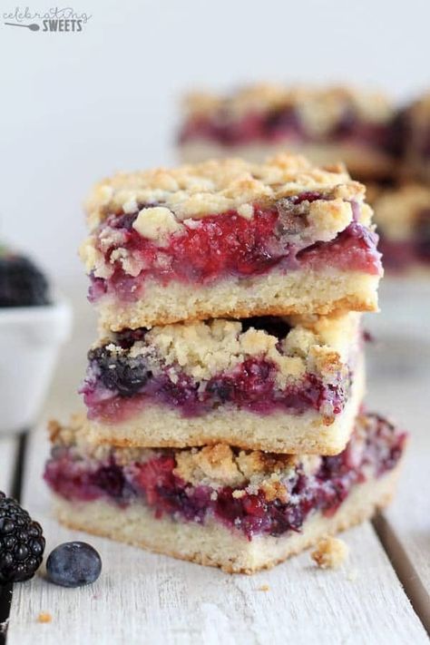 Berry Crumble Recipe, Blackberry Pie Bars, Apple And Berry Crumble, Berry Crumble Bars, Celebrating Sweets, Streusel Bars, Crumb Bars, Berry Crumble, Berry Dessert