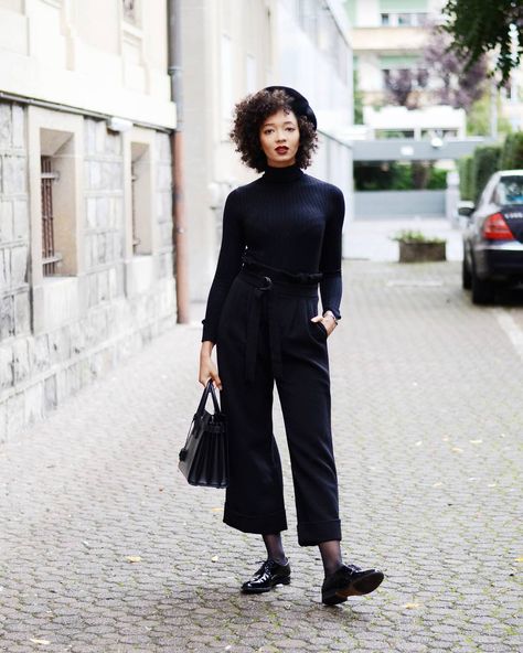 Priscilla Rossi | blogger on Instagram: “Un joyeux croisement entre le Mime Marceau et Charlot en somme 😂 #SOON . . . .  #ootd #blackoutfit #allblack #beret #curlyhair #curls…” Black Derby Outfit, Derby Shoes Women Outfit, Minimalists Outfits, Derby Shoes Outfit, Monochrome Clothes, Hospitality School, Black Paris, Parisian Look, Derby Outfits