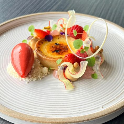 David Vidal (@vidal31) • Fotografije i videozapisi na Instagramu Creme Brulee Decoration, Creme Brulee Tart, Spring Tart, Chef Table, Chefs Table, Pastry Desserts, Rhubarb, Tart, Raspberry