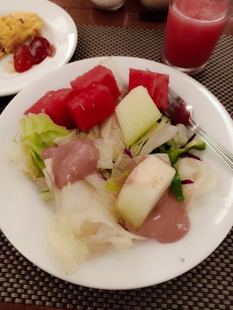 Waktu di kebumen jawa tengah kan nginep nya di hotel mexolie nah setiap pagi free breakfast kan dannn pertama yg di ambil selalu salad with spicy mayo ditambah buah di atasnya nyam so yummy Spicy Mayo, So Yummy, Free Breakfast, Cobb Salad, Salad, Hotel