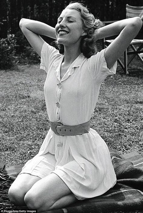 The Forces' Sweetheart: Dame Vera Lynn was the Cheryl Cole of her day Vera Lynn, Victorian Photos, Cheryl Cole, Famous Singers, 40s Fashion, 1940s Fashion, Female Singers, Pink Floyd, A Woman