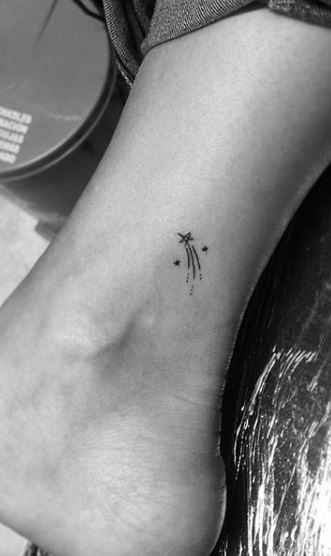 Micro Matching Tattoos, Aesthetic Tiny Tattoos, Micro Tatoos Ideas, Tiny Tattoos Aesthetic, Cute Tiny Tattoos Simple, Tiny Aesthetic Tattoos, Lil Tattoos Ideas Simple, Simple Tiny Tattoos, Tiny Stick And Poke Tattoos Simple