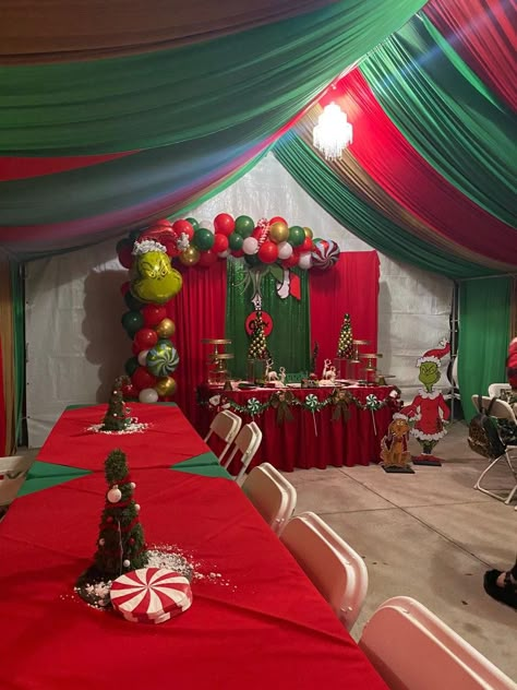 Christmas Party Inspo Decor, Christmas Decor Ideas Party Table, Grinch Christmas Decorations Party, Christmas Party Tables, Grinch Centerpieces, Grinch Table Decorations, Grinch Centerpiece Ideas, Small Christmas Party Ideas, Grinch Baby Shower Ideas