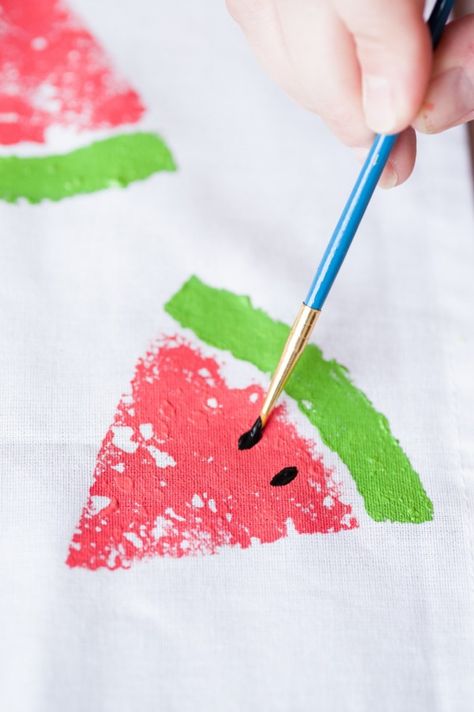 DIY Watermelon Print Napkins by @cydconverse via The Sweetest Occasion/ Photos by Alice G Patterson Photography Sponge Crafts, Watermelon Crafts, Watermelon Birthday Parties, Watermelon Decor, Watermelon Party, Watermelon Birthday, Watermelon Print, Watermelon Slices, Printed Napkins