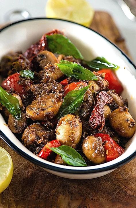 Mushroom Pepper Fry, Indian Mushroom, Mushroom Recipes Indian, South Indian Vegetarian Recipes, Spicy Mushroom, Lunch Recipes Indian, Mushroom Recipes Pasta, Veg Curry, Mushroom Dish