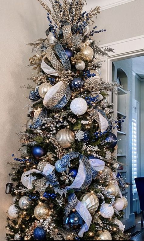 Green And Blue Christmas Tree, Christmas Chinoiserie, Decoration Ideas Christmas, Green And Gold Christmas, Magnolia Christmas, Blue Christmas Tree Decorations, Christmas Tree Decorations Ribbon, Elegant Christmas Tree Decorations, Christmas Tree Inspo