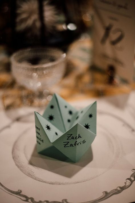 Diy Fortune Teller, Wedding Reception Games For Guests, Fortune Teller Vintage, Diy Autumn Wedding, Fun Wedding Entertainment, Diy Wedding Games, Board Game Wedding, Fun Wedding Reception, Wedding Table Games