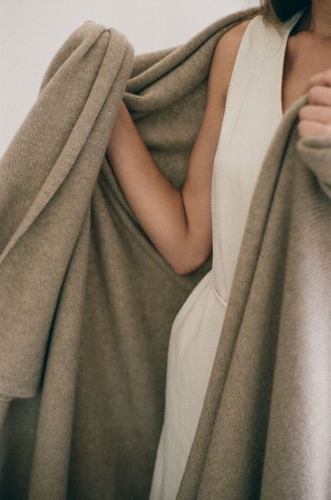 Minimalist Street Style, Models Off Duty Style, Cashmere Throw, Homewear Fashion, Knit Blanket, Looks Street Style, Models Off Duty, Ponchos, Streetwear Fashion