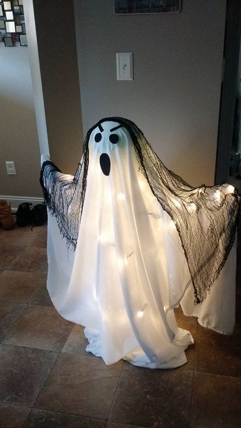 Diy Outdoor Halloween Decorations, Light Up Ghost, Outdoor Ghosts, Halloween Decorations Ideas, Halloween Party Decor Diy, Halloween Diy Outdoor, Outdoor Halloween Decorations, Ghost Diy, Halloween Front Porch Decor