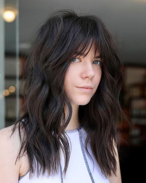 Long Textured Hair with Curtain Bangs Dark Brown Hair Rich, Bottleneck Bangs, Dark Brown Hair Color Ideas, Long Textured Hair, Messy Wavy Hair, Brown Hair Color Ideas, Brown Ombre Hair, Textured Haircut, Brown Hair Color