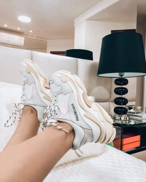 10 Tenis de diseñador que me hacen querer un sugar daddy 😂 Balenciaga Trainers, Pumped Up Kicks, Fresh Shoes, Hype Shoes, Balenciaga Shoes, Aesthetic Shoes, Fashion Blogger Style, Trending Sneakers, Shoe Inspo