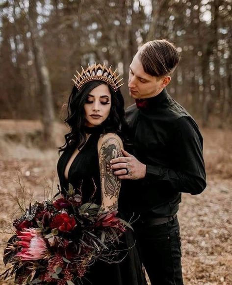 Halloween Wedding Ideas, Goth Wedding Dresses, Dark Romantic Wedding, Gothic Wedding Theme, Dark Wedding Theme, Halloween Themed Wedding, Boda Mexicana, Anniversary Photoshoot, Goth Wedding