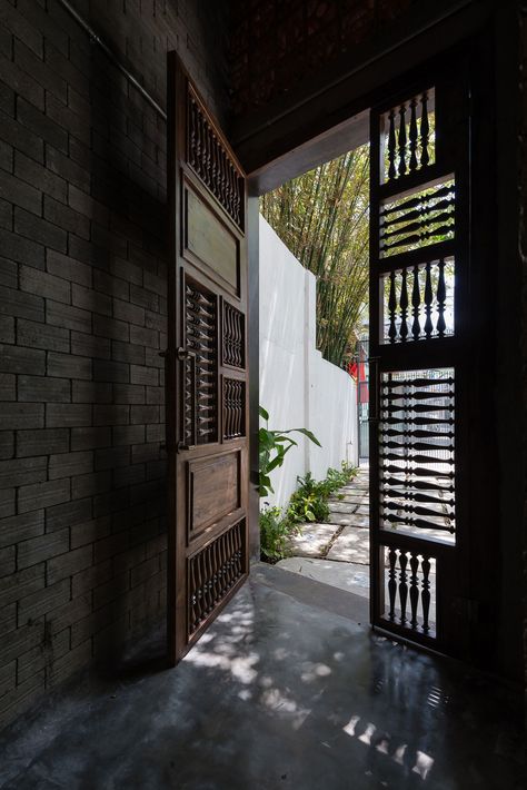 Zen House by H.A (2)  - Interieur inspiratie uit Vietnam Indochina Interior, Indochine Interior, Restaurant Door, Indochine Style, Zen House, Zen Design, Zen Style, Rustic Materials, Indian Home