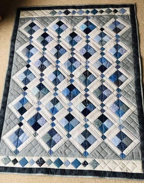 Chandelier Quilt, Colchas Quilting, Charm Square Quilt, Patchwork Quilting Designs, Perfect Job, Two Color Quilts, Quilting Designs Patterns, Scrappy Quilt Patterns, Batik Quilts