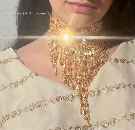 A pretty girl with long black hair wearing a traditional gold Arab necklace. Gold Jewelry Arab, Arabic Gold Jewelry, Arabian Jewelry, Arab Jewelry, Egyptian Belly Dance, Somali Wedding, Middle East Jewelry, Egypt Jewelry, Arabic Jewelry