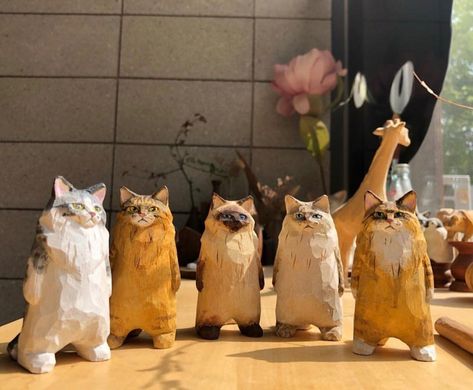 Tre Kunst, Wood Carving Art Sculpture, Ceramic Cats, Carved Wooden Animals, Sculpture Animal, Simple Wood Carving, Wood Carving For Beginners, Cat Figurines, Wood Carving Designs