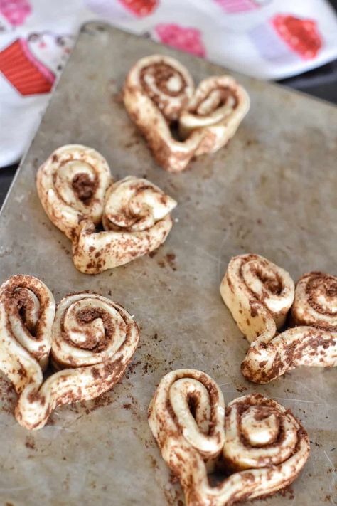 Heart Shaped Treats For Valentines Day, Valentines Themed Breakfast, Valentine Party Food For Kids, Valentine’s Day Cinnamon Rolls, Heart Shaped Conchas, Heart Shaped Rolls, Valentines Day Desserts Easy, Valentine’s Day Recipes, Heart Shaped Desserts