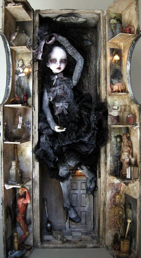 Scary Dolls, Gothic Dolls, Halloween Doll, The Crow, Creepy Dolls, Assemblage Art, Ball Jointed Dolls, Beautiful Dolls, Dark Art