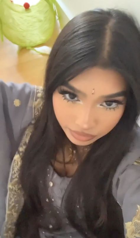 Pretty Pakistani Women, Desi Face Claims, Indian Face Claim, Desi Girl Makeup, Brown Girl Pfp, Indian Pfp, South Asian People, Indian Baddie, Indian Makeup Looks