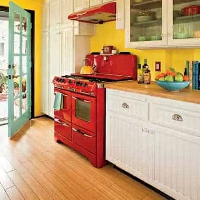 Beach Cottage Kitchen, Yellow Kitchen Walls, Yellow Kitchen Designs, Tuscan Kitchen Design, Kitchen Yellow, Colorful Kitchen Decor, Cheap Kitchen Cabinets, Kitchen Walls, Beach House Kitchens