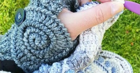 Wrist Warmers Crochet Pattern Free, Diy Gloves, Wrist Warmers Crochet, Bun Hat Crochet Pattern, Crochet Pattern Tutorial, Bun Hat, Wrist Warmers, Pattern Tutorial, Hat Crochet