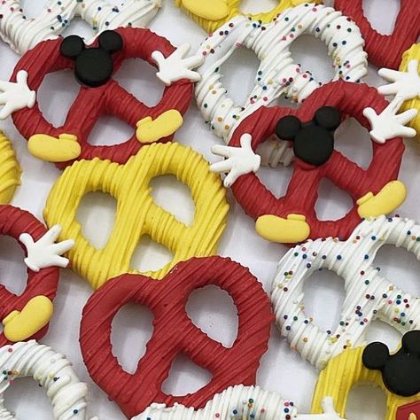 DessertsbyMaryann on Instagram: "Mickey Mouse clubhouse theme ♥️ . . . #dessertsbyMaryann #mickeymousecakepops #cakepops #cakepopsicles #baking #desserts #desserttable #sweettooth #sweets #candytable #customtreats #instagram #explorepage #mickeymouse #dessertsofinstagram #dessertbox #dessert #chocolate" Unique Mickey Mouse Party Ideas, Mickey Candy Apples, Disney Party Treats, Mickey And Minnie Dessert Table, Mickey Mouse Sweets, Mickey Mouse Treat Ideas, Mickey Mouse Chocolate Covered Pretzels, Mickey Mouse Clubhouse Desserts, Mickey Mouse Cupcake Cake Pull Apart