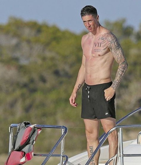 Torres Tattoo, Physique Goals, Football Images, Hottest Male Celebrities, Sports Celebrities, Hot Asian Men, Zinedine Zidane, Blonde Boys, European Football