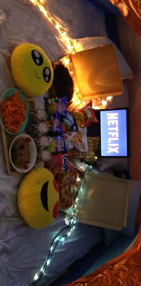 A night with friends. Watch Netflix and chill. Movie Night With Girlfriends, Movie Night Ideas With Friends, Netflix And Chill Aesthetic Night Couple, Netflix Date Night Aesthetic, Soiree Netflix And Chill, Netflix And Chill Aesthetic Couple, Chill With Friends Night, Netflix Night Aesthetic, Soiree Chill