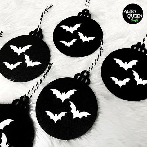 Gothic Christmas Tree, Christmas Decor Tree, Bat Decor, Black Christmas Decorations, Scary Christmas, Christmas Horror, Alien Queen, Creepy Christmas, Alternative Christmas