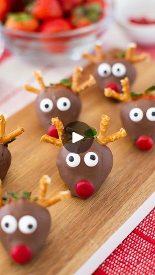 218K views · 6K reactions | RUDOLPH CHOCOLATE DIPPED STRAWBERRIES ✨. Transform strawberries into adorable Rudolphs with a dip in chocolate, candy eyes, a red M&M nose, and pretzel antlers. Such a fun and festive dessert for all your winter holiday Christmas parties! #christmas #holidaybaking #rudolph #easydessert #kidsfood #kidsfood | Melissa Johnson | bestfriendsforfrosting · Original audio Dipped Strawberries Christmas, Strawberry Christmas Desserts, Christmas Hor D'oeuvres, Christmas Strawberries, Christmas Classroom Treats, Winter Snack, Candy Eyes, Chocolate Fudge Frosting, Dipped Strawberries