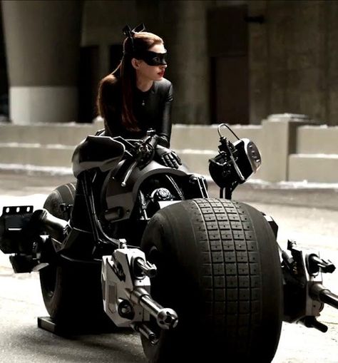 Cat Woman on Bat Bike Dark Knight Rises Catwoman, Anne Hathaway Catwoman, The Dark Knight Trilogy, Photo Star, Univers Dc, Batman And Catwoman, Selina Kyle, Vw Porsche, The Dark Knight Rises