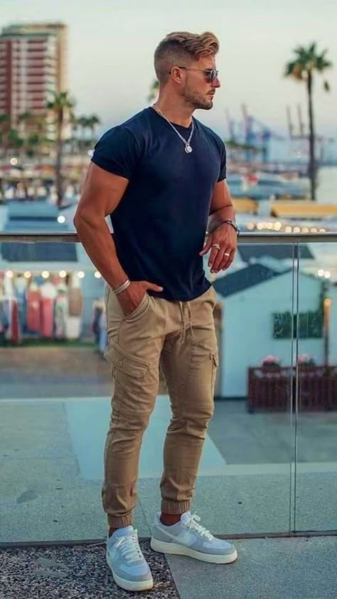 Cargo Outfit Men, Cargo Joggers Outfits, Cargo Joggers Mens, Mens Joggers Outfit, Muscular Men Fashion, Mens Joggers Sweatpants, Black Outfit Men, Jogger Pants Outfit, Date Outfit Summer