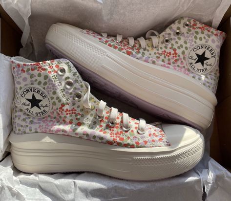 Converse With Flowers, Pretty Stars, Aesthetic Converse, Shoe Tattoos, Cute Converse, Converse Platform, All Star Shoes, Platform Converse, All Stars Converse