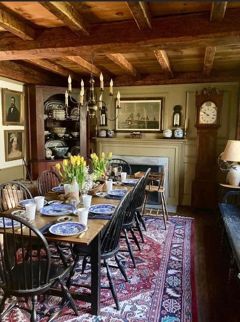 Colonial House Interior, Colonial Dining Room, New England House, Country Cottage Living, American Dining Room, New England Colonial, Colonial Home Decor, Cottage Dining Rooms, Dream Dining Room