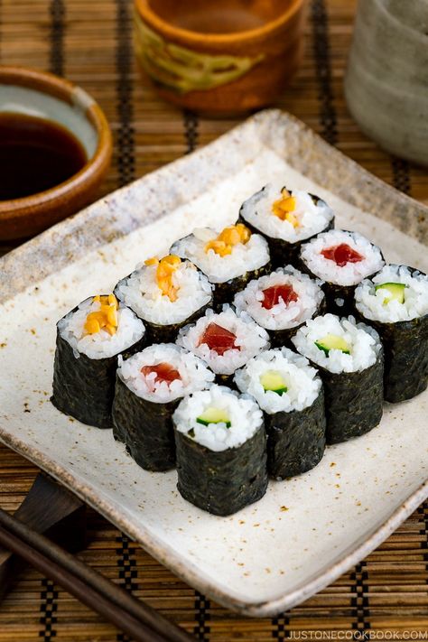 Learn how to make delicious Sushi Rolls or Maki Sushi (Hosomaki) at home! To get started, you just need a few ingredients like tuna, cucumber, nori, and Japanese short-grain rice. #sushi #sushiroll | Easy Japanese Recipes at JustOneCookbook.com Homemade Sushi Rolls, Sushi Guide, Chinese Almond Cookies, Japanese Diet, Easy Sushi, Japan Sushi, Diy Sushi, Easy Japanese Recipes, Sushi Party