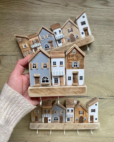 FoxWood Art (@foxwood_art) • Fotos y videos de Instagram Key Holder Diy, Driftwood Art Diy, Scrap Wood Crafts, Small Wooden House, Wood Block Crafts, Instagram Edit, Pottery Houses, Quirky Decor, Wooden Houses