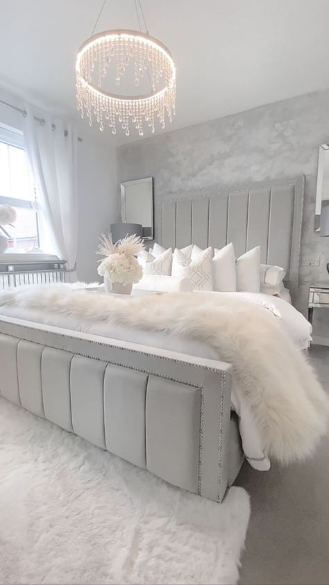 Diamond Bedroom Ideas, Room Decor Big Bedroom, Bedroom Inspo Teen, Bedroom Ideas Grey And White, Light Grey Room, Diamond Bedroom, White And Silver Bedroom, Grey And White Room, Stylish Room Decor