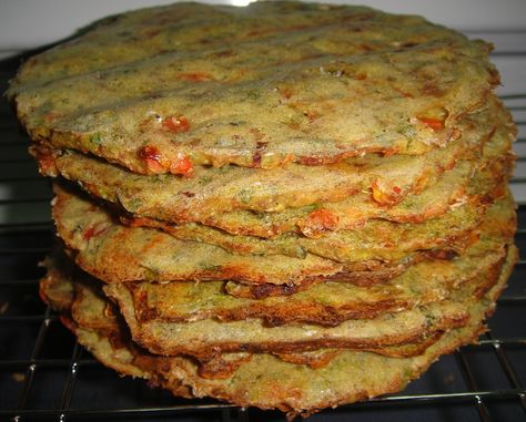 Iraqi Iroog Bread- 750g minced meat 2 spring onions, chopped finely 1/2 onion, chopped finely 2 tomatoes, seeded, chopped finely 1 bq parsley, chopped finely 1 1/2 tsp Madras 1 tsp turmeric 2 tsp salt 1/4 tsp chili 1/2 tsp pepper Chaldean Recipe, Iraqi Cuisine, Middle East Recipes, Arabian Food, Cooking Tomatoes, Food Shapes, Eastern Cuisine, Minced Meat, Mediterranean Dishes