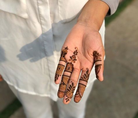 Front hand Mehndi design Finger Mehendi Designs, Front Hand Mehndi Design, Trending Summer Nails, Short Mehndi Design, Front Hand Mehndi, Hand Mehndi Design, Finger Henna Designs, Mehndi Designs Bridal Hands, Finger Henna