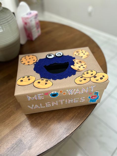 Easy shoebox valentine holder cookie monster theme for preschooler Cookie Monster Valentines Boxes, Cookie Monster Valentine Box Ideas, Cookie Monster Valentine, Monster Valentine, Pinterest Mom, Spiderman Birthday Cake, Monster Valentines, Monster Box, Child Activities