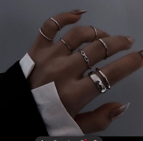 Rings On Hand Aesthetic, Finger Tattoos Ring, Ringe Aesthetic, Ring Tattoos For Couples, Ring Aesthetic Vintage, Vintage Rings Wedding, Engagement Rings Aesthetic, Finger Tattoo Couple, Ring Finger Tattoo Couple