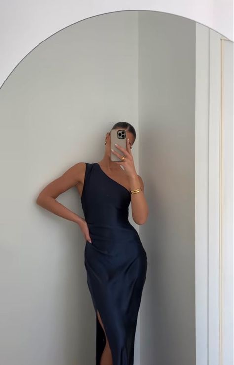 Night Dress Wedding, Street Style Classy, Styling Basics, Street Style Comfy, One Shoulder Satin Dress, Outfit Basics, Basics Outfit, Simple Party Dress, Style Capsule