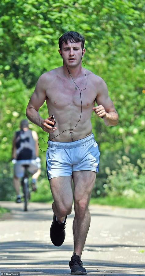 Paul Mescal, College Guys, Normal People, Irish Men, Shirtless Men, Cute Celebrities, Man Crush, Celebrities Male, Jogging