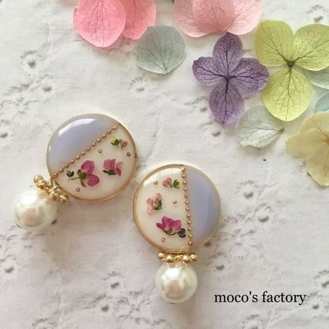 Resina Epoxi Ideas, Big Gold Hoop Earrings, Resin Jewlery, Flower Resin Jewelry, Resin Crafts Tutorial, Resin Jewelry Diy, Resin Jewelry Making, Diy Resin Art, Diy Resin Crafts