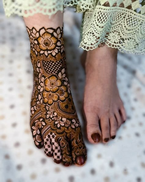 Best 10+ Modern Karva Chauth Mehndi Designs 7 Leg Mehndi Bridal Design, Bridal Mehndi Designs For Leg, Bridal Mahendiii Design, Henna For Leg, Leg Bridal Mehendi Design, Bridal Legs Mehndi Design, Leg Design Mehndi, Bride Leg Mehendi Design, Bridal Foot Mehendi Design