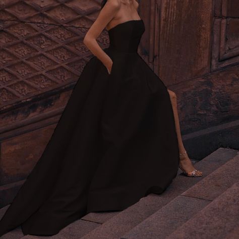 Royal Ball Gowns, Villain Arc, Gowns Aesthetic, Ball Gowns Aesthetic, Prom Outfit, Black Ball Gown, Aesthetic Dress, Elegant Prom Dresses, Prom Outfits