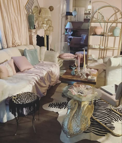 Old Hollywood Glam Interior Design, Glam Chic Decor, Glam Boho Living Room, Aesthetic Closet Organization, Retro Glam Decor, Old Hollywood Interior Design, Eclectic Glam Bedroom, Hollywood Living Room, Vintage Glam Decor