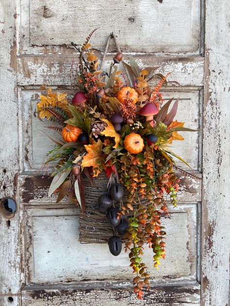 Fall Floral Baskets For Front Door, Fall Basket Wreaths For Front Door, Fall Hanging Basket Ideas, Fall Wall Decor Diy, Thanksgiving Basket, Rustic Front Door Decor, Front Door Basket, Door Baskets, Thanksgiving Baskets